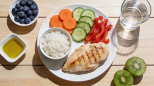 diatrofi xamilis istaminis fodmap Πιάτο με φρέσκα τρόφιμα χαμηλής ισταμίνης: ψητό κοτόπουλο, ρύζι, καρότο, αγγούρι, κόκκινη πιπεριά, μύρτιλα, ακτινίδιο και ελαιόλαδο